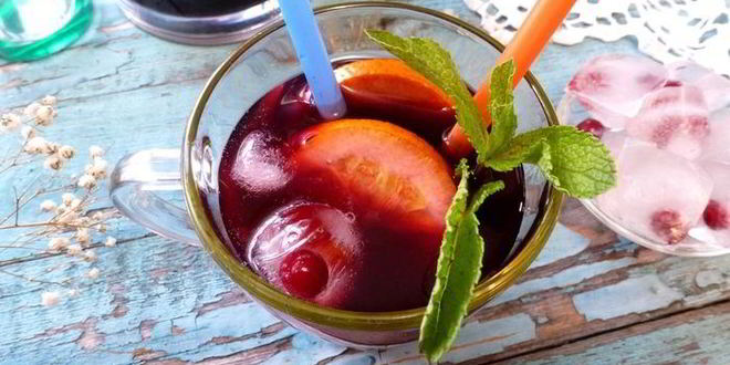 Рецепт черничного холодного чая с мятой и базиликом