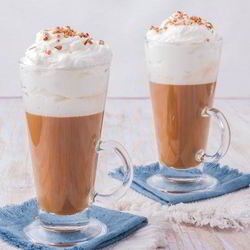 Рецепт Карамельного чая с молоком и взбитыми сливками