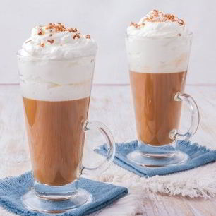 Рецепт Карамельного чая с молоком и взбитыми сливками