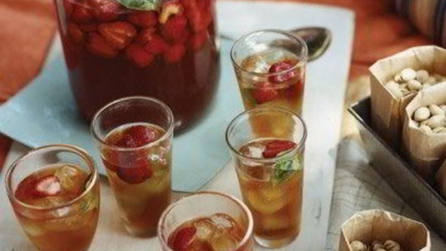 Рецепт летнего холодного чая с клубникой