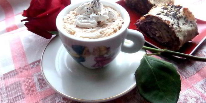 Рецепт карамельного кофе под сливочной шапочкой