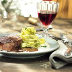 Рецепт Медальонов из оленины в кофейном соусе