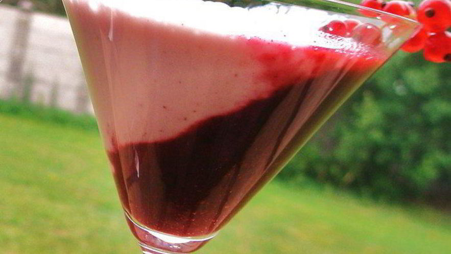 Рецепт коктейля из простокваши с черной смородиной