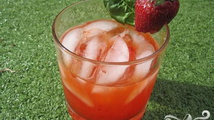 Рецепт клубничного коктейля с базиликом
