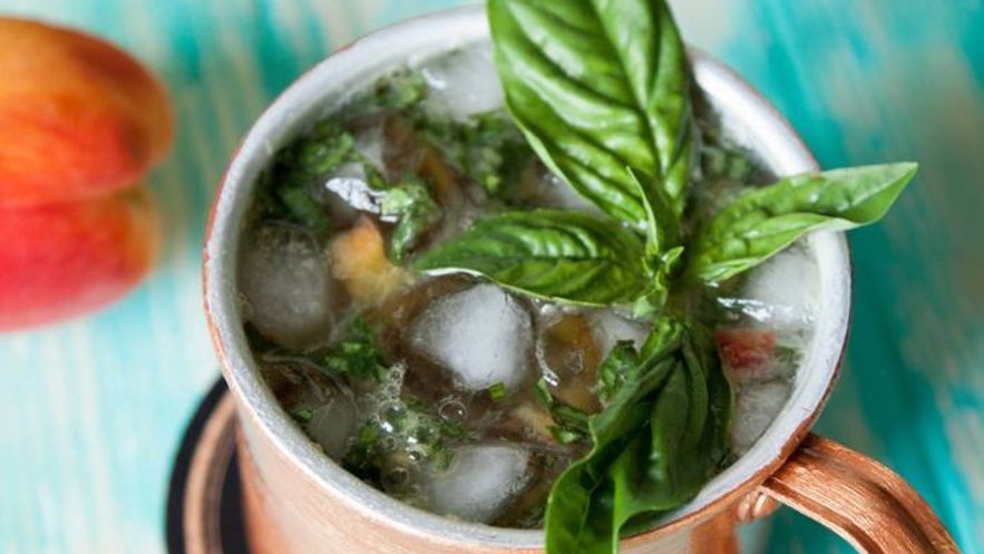 Рецепт коктейля московского мул с персиком и базиликом