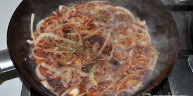 Рецепт говяжьей печени с вином и луком