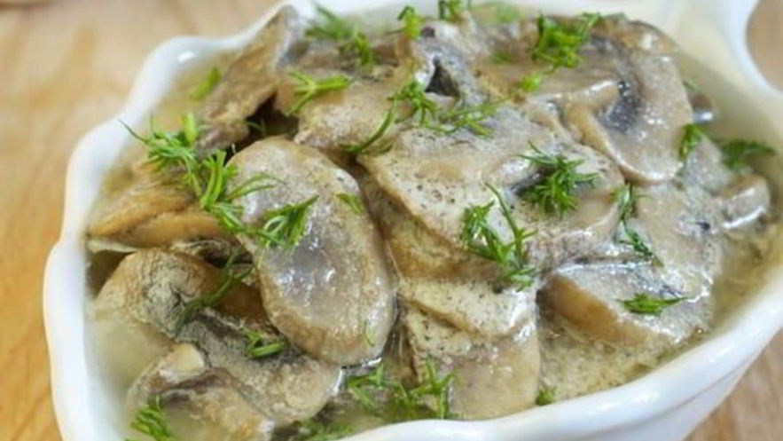 Рецепт грибов с вином и сметаной