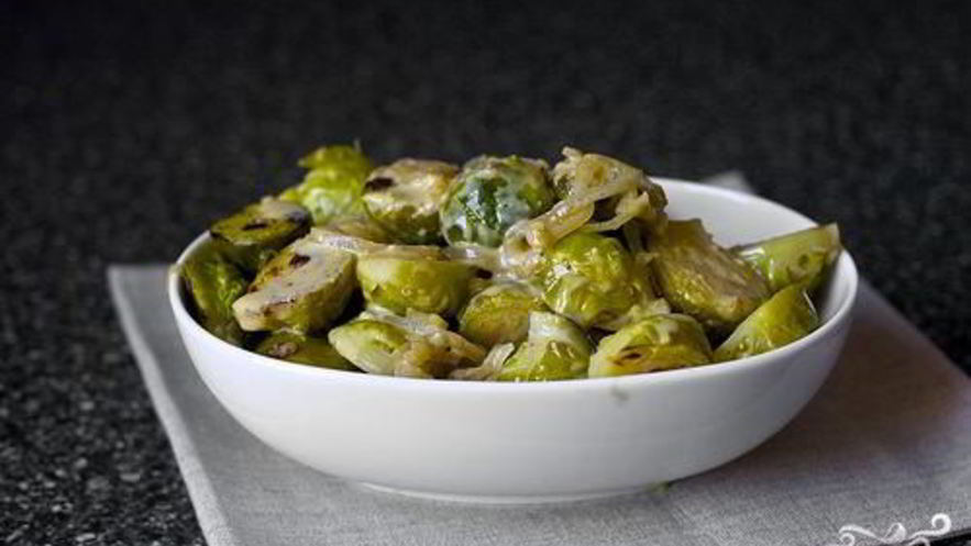 Рецепт тушеной брюссельской капусты с вином и луком