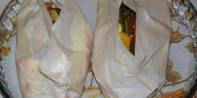 Рецепт запеченной в кармашках форель с вином и овощами