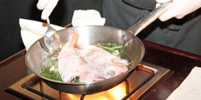 Рецепт морской рыбы фламбе с виски и грушей