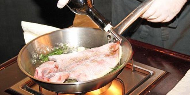 Рецепт морской рыбы фламбе с виски и грушей