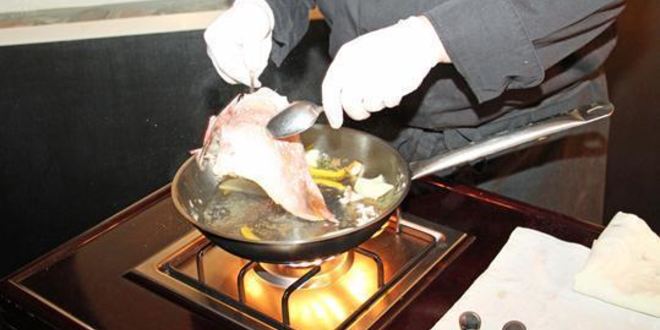 Рецепт морской рыбы фламбе с виски и грушей