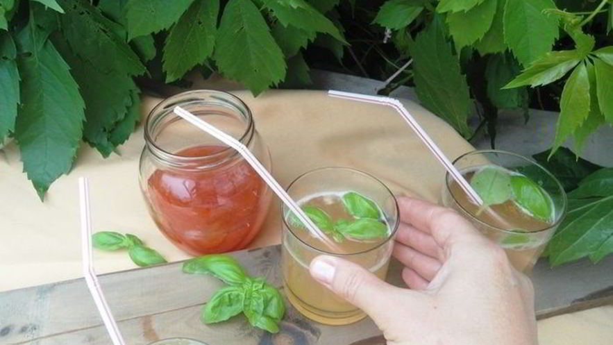 Рецепт лимонада персик-базилик