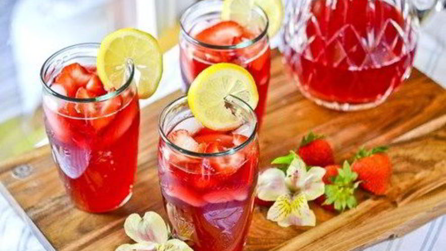 Рецепт лимонада с гибискусовым чаем и клубникой