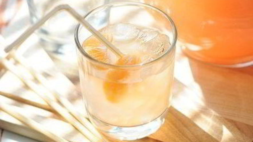 Рецепт зимнего лимонада из грейпфрута с мандариновыми кубиками