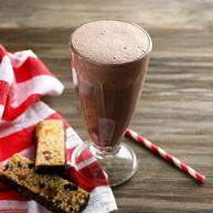Рецепт Бодрящего шоколадного коктейля с молоком и газировкой