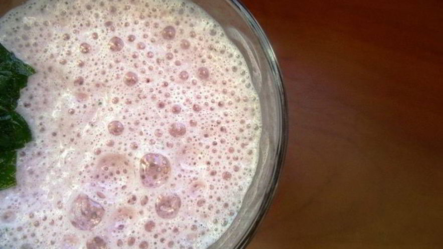 Рецепт клубничного молочного коктейля с мятой — милкшейка