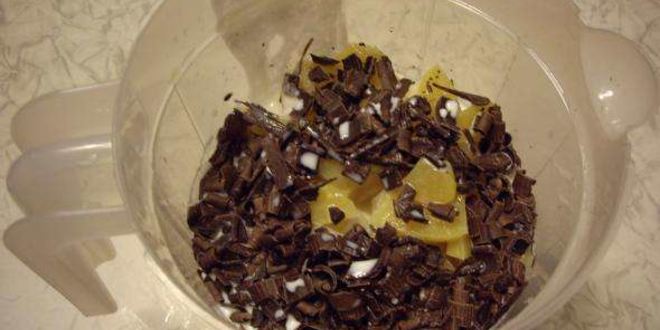 Рецепт коктейля молочного с кусочками фруктов и шоколада