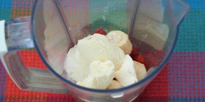 Рецепт молочного клубнично-банановый коктейль