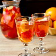 Рецепт Розовой сангрии с клубникой и ванилью