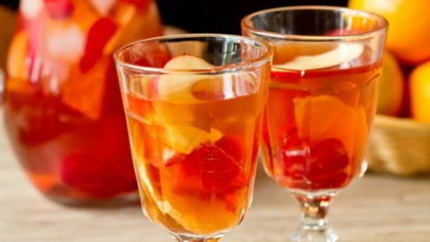 Рецепт розовой сангрии с клубникой и ванилью