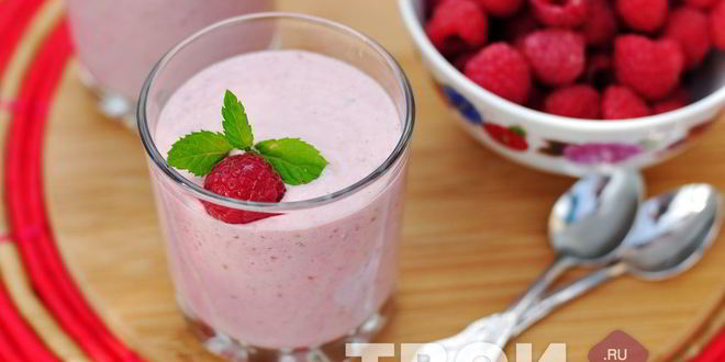 Рецепт малинова-бананового смузи с овсяными хлопьями