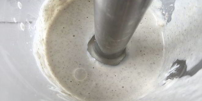 Рецепт томатного сока с зеленой гречкой, сельдереем и сметаной