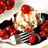 Вишни в сиропе с мороженым