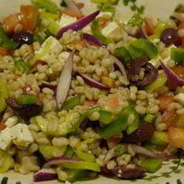 Греческий салат с перловкой