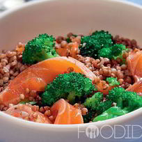 Рецепт Гречневого салата со слабосоленой семгой и брокколи