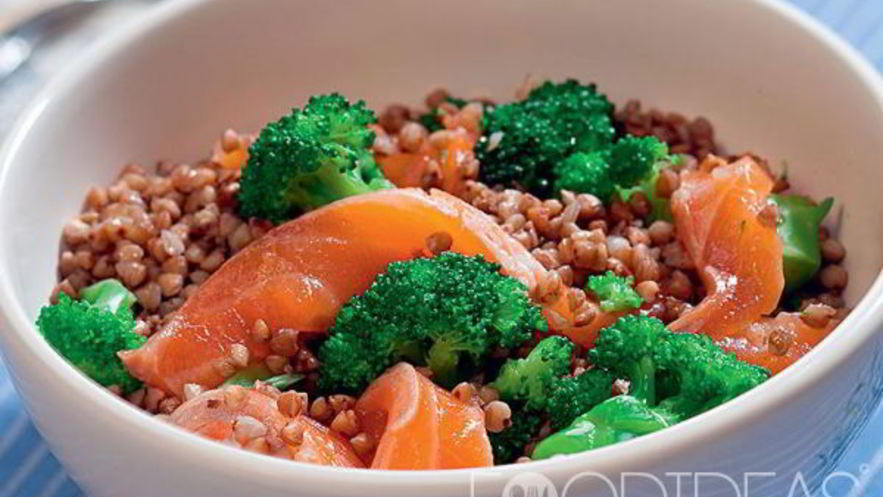 Рецепт гречневого салата со слабосоленой семгой и брокколи