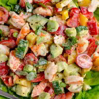 Рецепт Салата из авокадо с креветками под греческим йогуртом