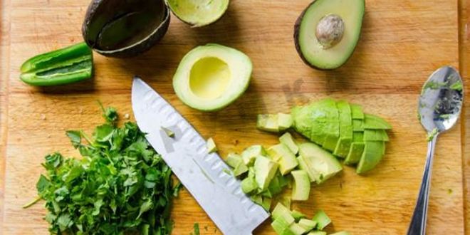 Рецепт салата из авокадо с креветками под греческим йогуртом