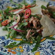 Рецепт Салата из гречки с копченой курицей, помидорами и руколой