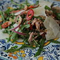 Рецепт Салата из гречки с копченой курицей, помидорами и руколой