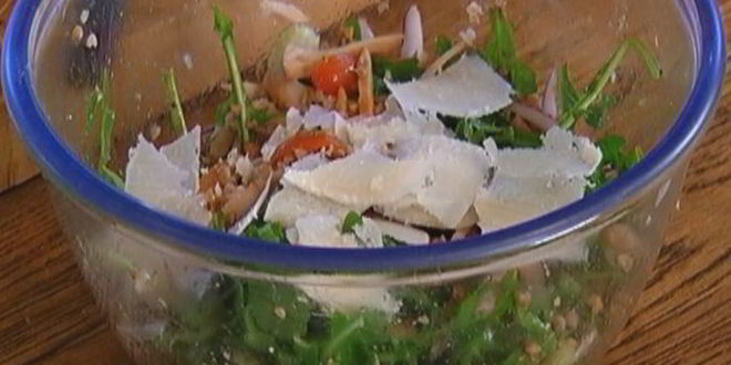 Рецепт салата из гречки с копченой курицей, помидорами и руколой