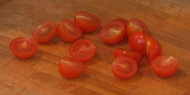 Рецепт салата из гречки с копченой курицей, помидорами и руколой