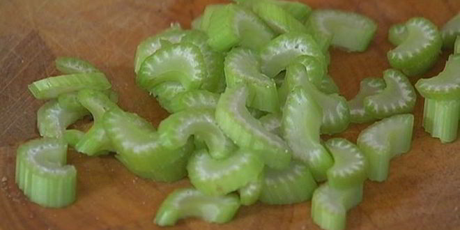 Рецепт салата из гречки с копченой курицей, помидорами и руколой