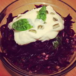 Рецепт Салата из свеклы с тыквенными семечками и греческим йогуртм