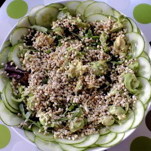Рецепт Салата с авокадо огурцом и пророщенной гречкой