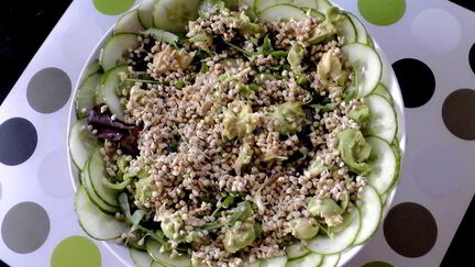 Рецепт Салата с авокадо огурцом и пророщенной гречкой