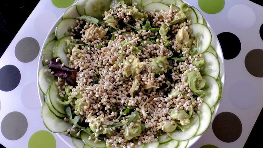 Рецепт салата с авокадо огурцом и пророщенной гречкой