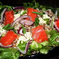 Рецепт Салата с гречкой и копченой форелью