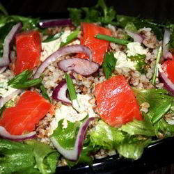 Рецепт Салата с гречкой и копченой форелью