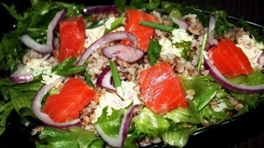 Рецепт салата с гречкой и копченой форелью