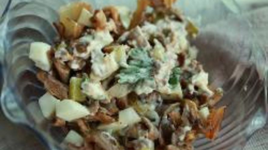 Рецепт грибного салата с яйцом и маринованными огурцами