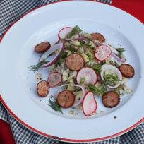 Картофельный салат с колбасками и беконом