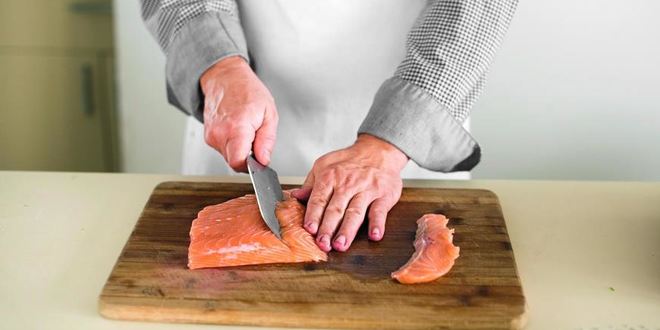 Рецепт картофельного салата с обожженным сашими из лосося