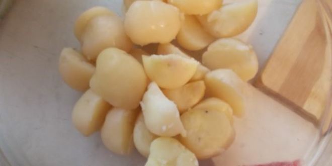 Рецепт картофельного салата с сельдью и горчичной заправкой любят все