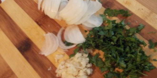 Рецепт картофельного салата с сельдью и горчичной заправкой любят все